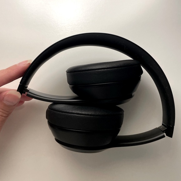 Beats Solo3 Wireless Headphones (like new) - Picture 4 of 12